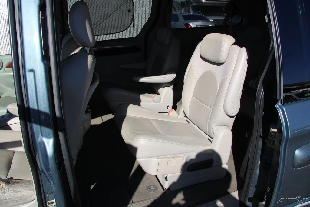 2006 Chrysler Town & Country - Image 19 of 21