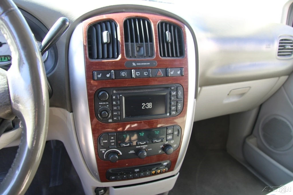 2006 Chrysler Town & Country - Image 18 of 21