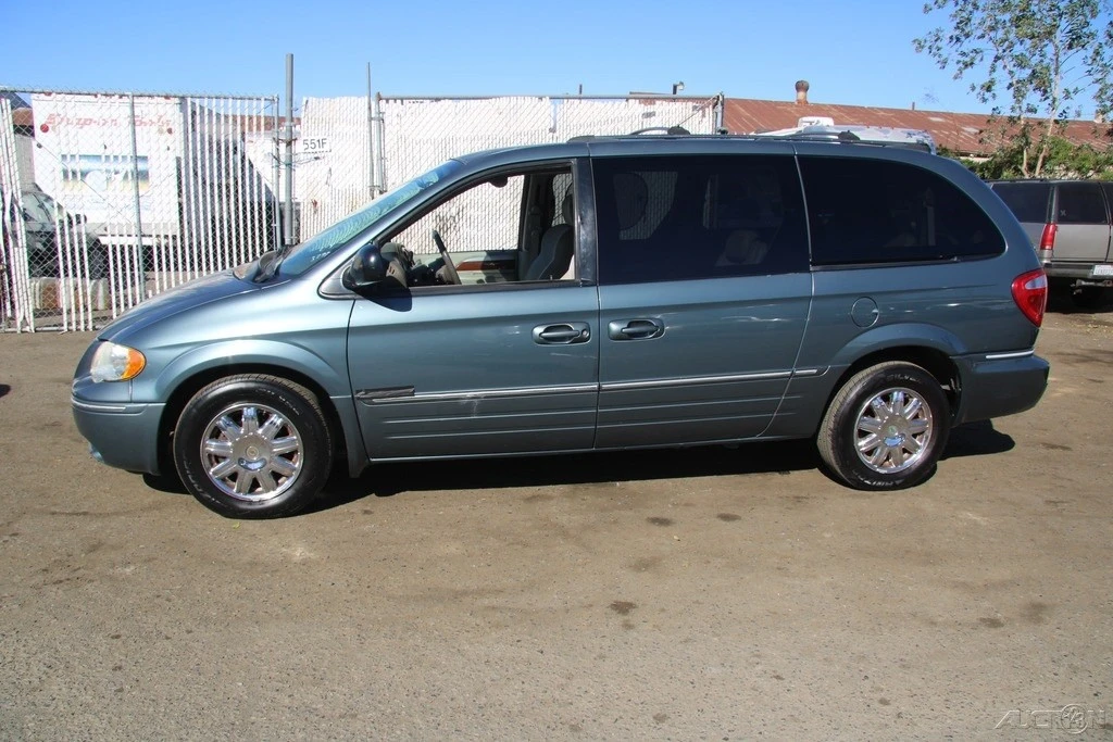 2006 Chrysler Town & Country - Image 3 of 21