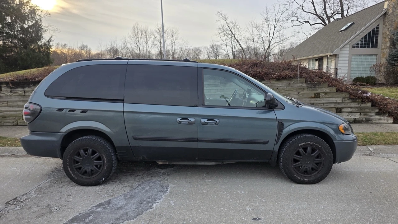 2006 Chrysler Town & Country - Image 4 of 10