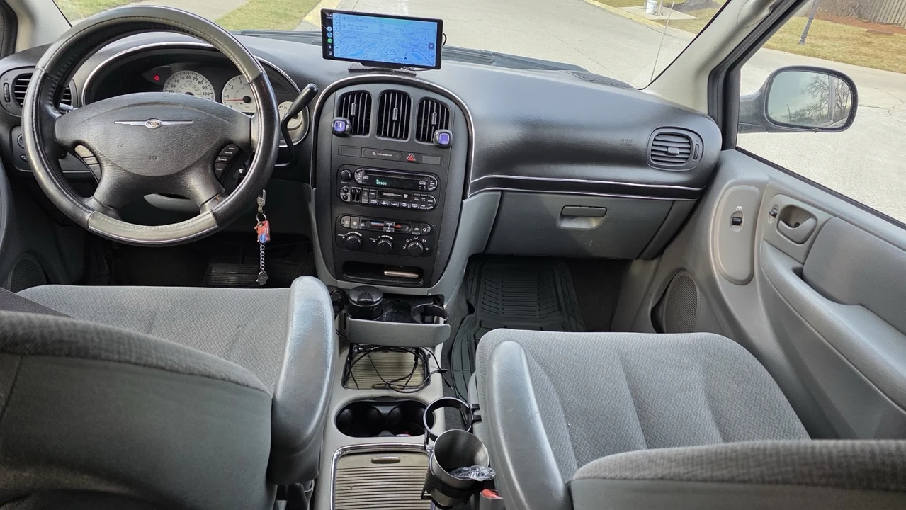2006 Chrysler Town & Country - Image 8 of 10