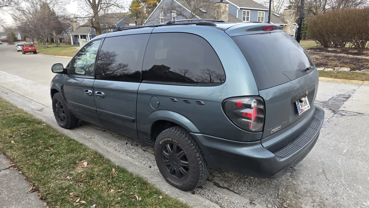2006 Chrysler Town & Country - Image 3 of 12