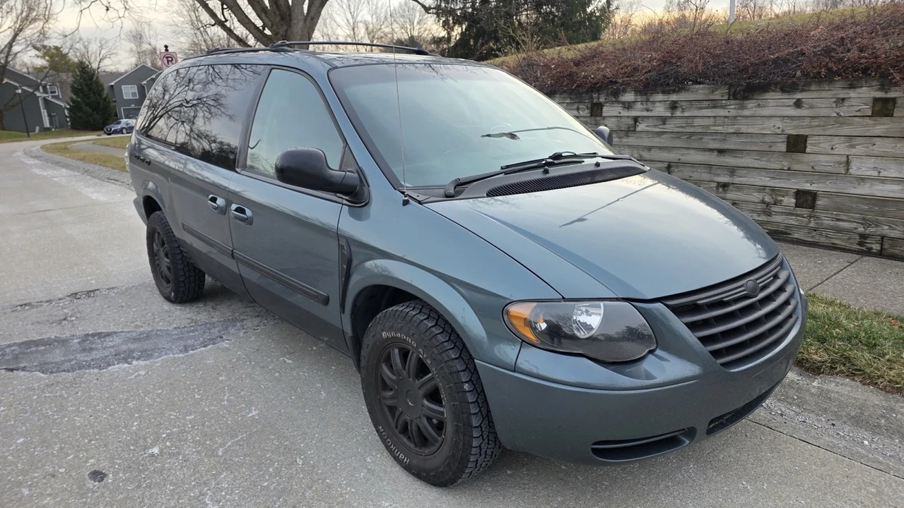 2006 Chrysler Town & Country - Image 2 of 12