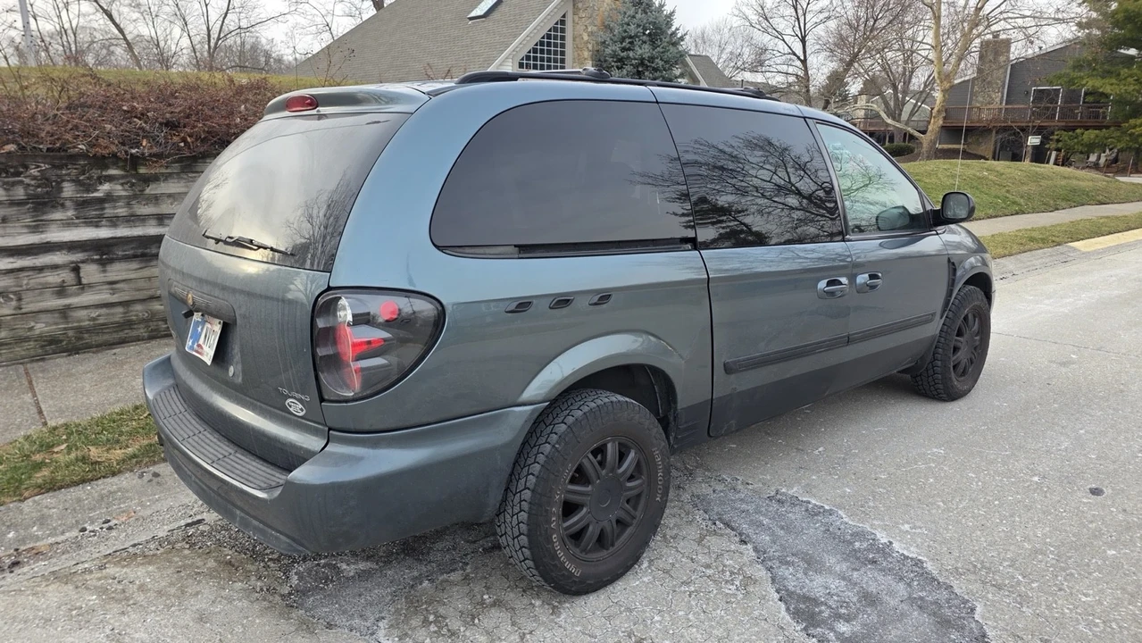 2006 Chrysler Town & Country - Image 5 of 12