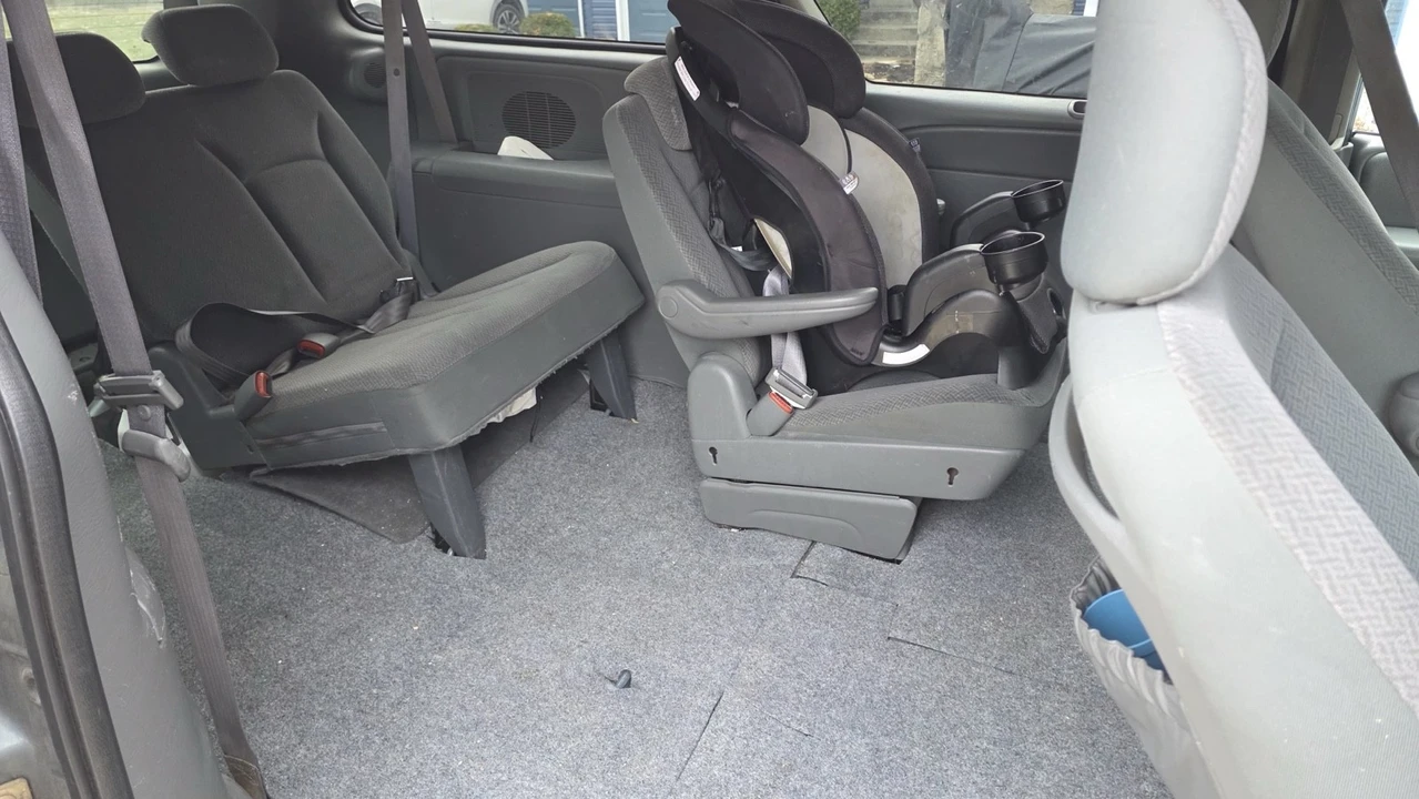 2006 Chrysler Town & Country - Image 9 of 10