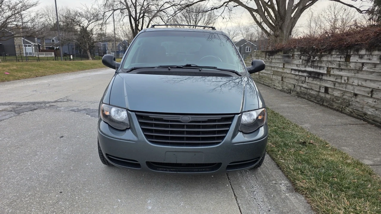 2006 Chrysler Town & Country - Image 7 of 12