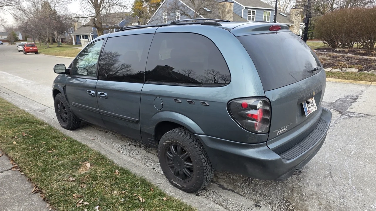 2006 Chrysler Town & Country - Image 8 of 12