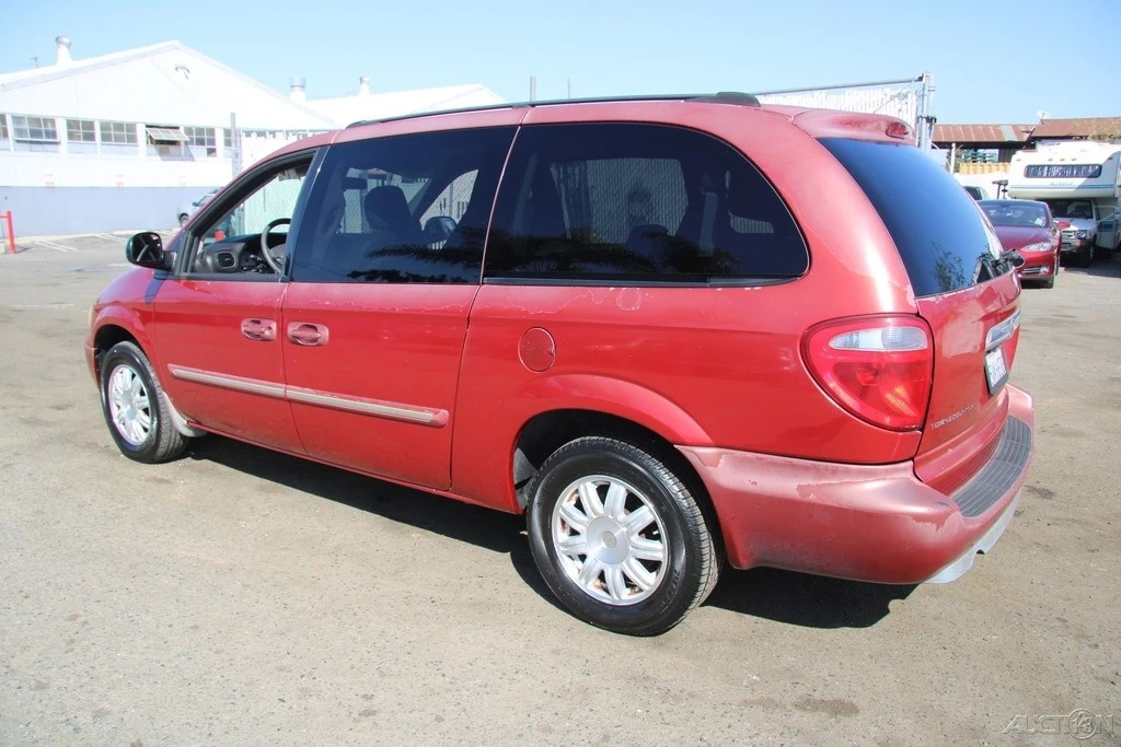 2006 Chrysler Town & Country - Image 5 of 21