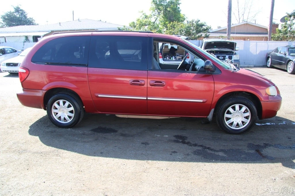 2006 Chrysler Town & Country - Image 9 of 21