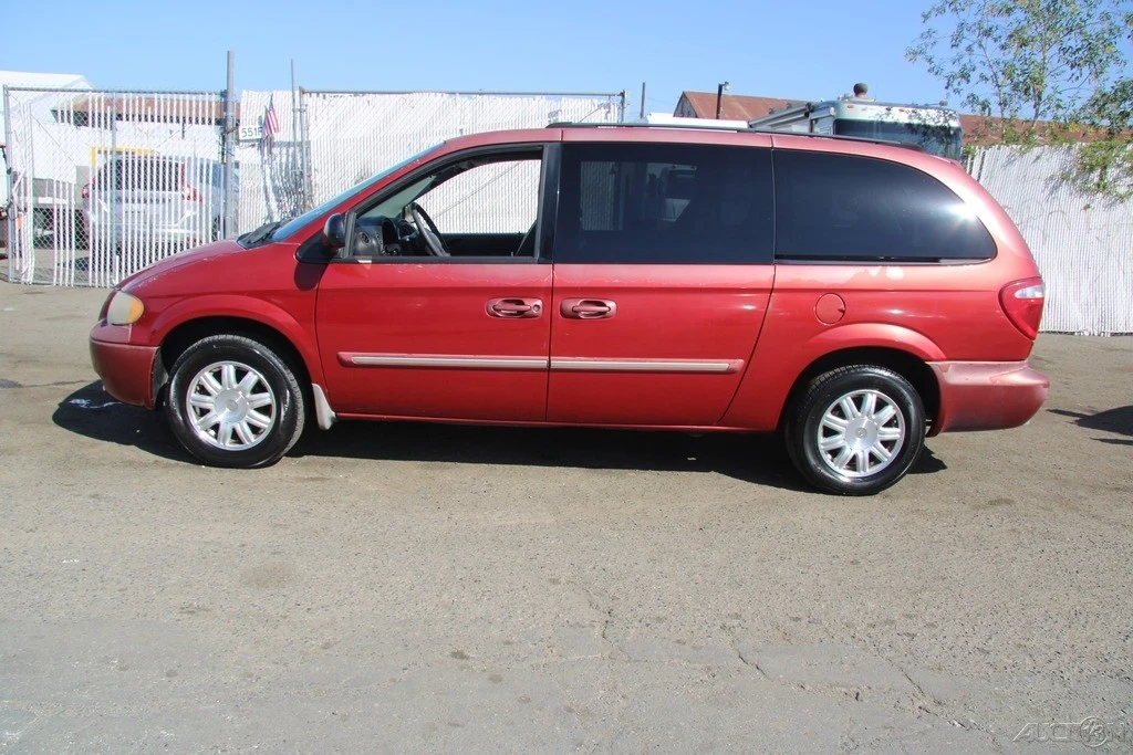 2006 Chrysler Town & Country - Image 3 of 21