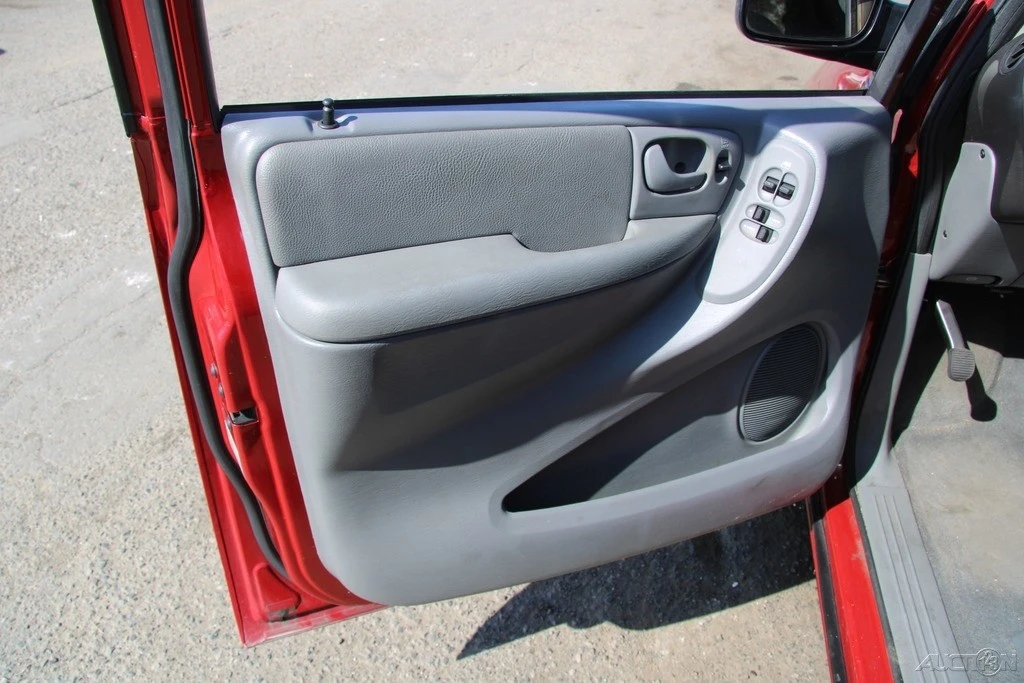2006 Chrysler Town & Country - Image 13 of 21