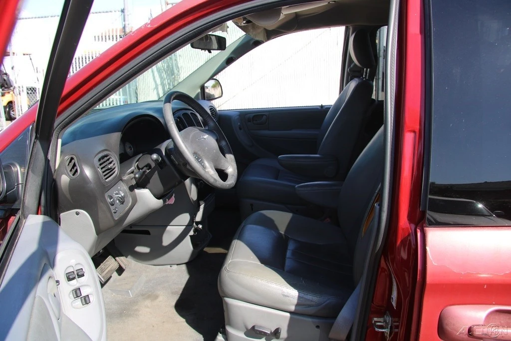 2006 Chrysler Town & Country - Image 14 of 21