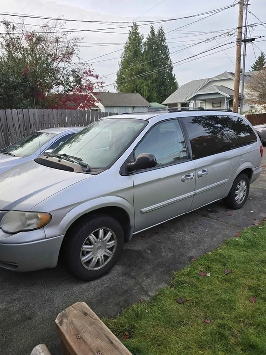 2006 Chrysler Town & Country - Image 3 of 8