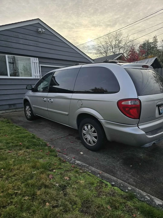 2006 Chrysler Town & Country - Image 4 of 8