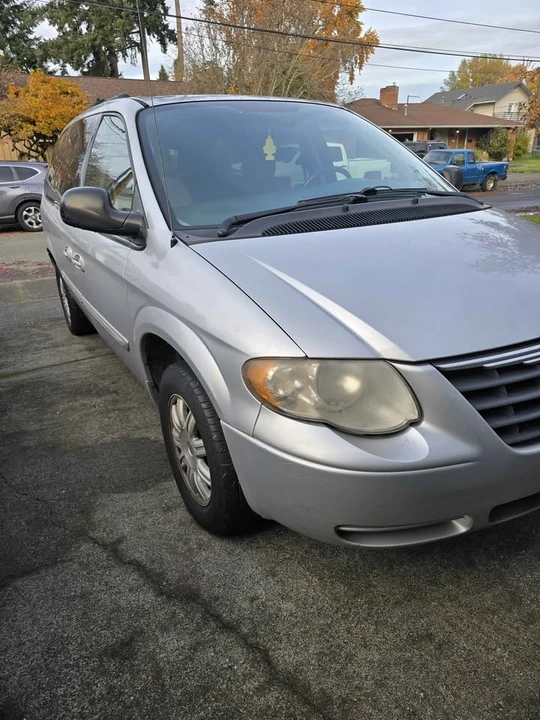 2006 Chrysler Town & Country - Image 2 of 8