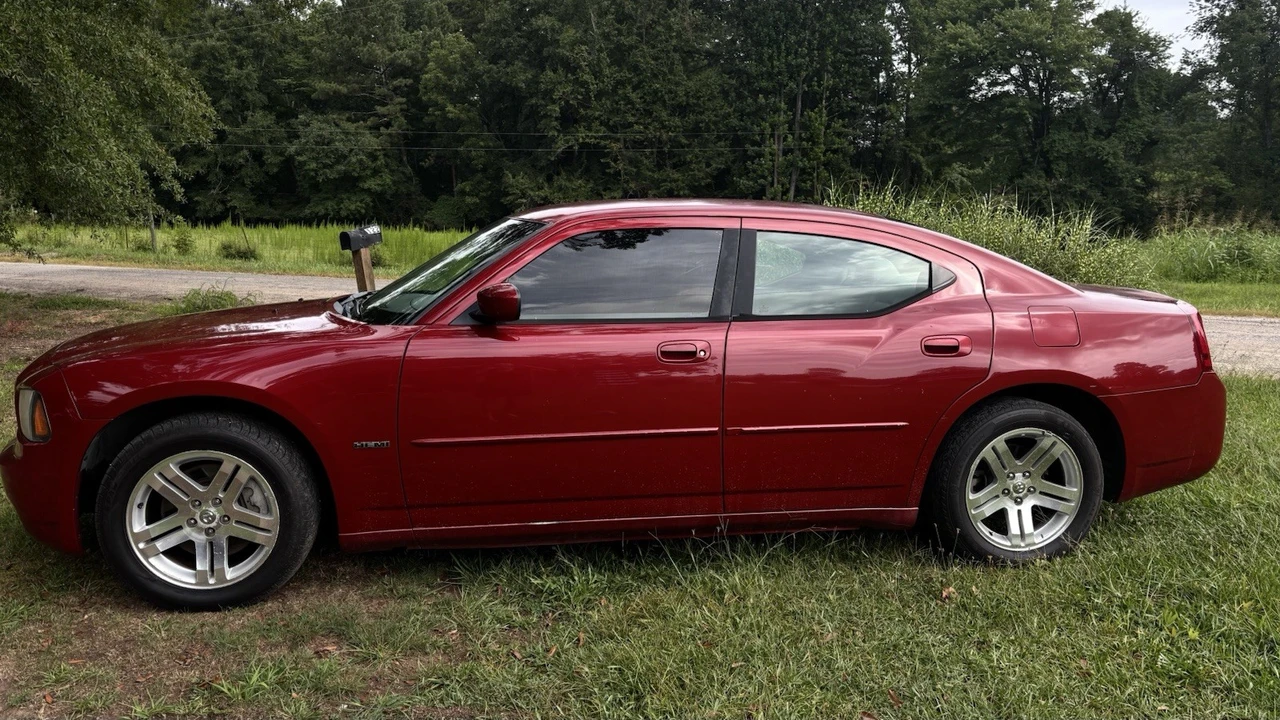 2006 Dodge Charger 6th Gen - Image 3 of 8