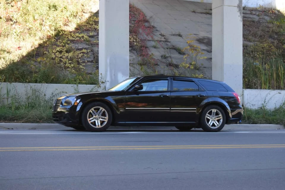 2006 Dodge Magnum 2nd Gen Wagon - Image 2 of 11