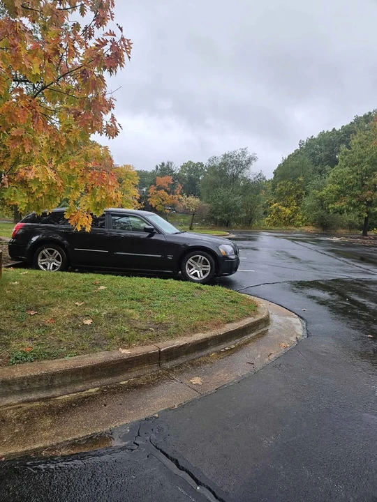 2006 Dodge Magnum 2nd Gen Wagon - Image 3 of 11