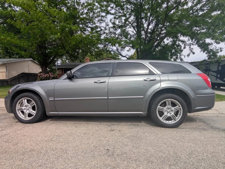 2006 Dodge Magnum 2nd Gen Wagon - Image 2 of 9