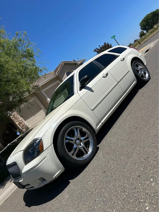 2006 Dodge Magnum 2nd Gen Wagon - Image 2 of 13