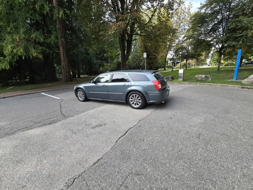 2006 Dodge Magnum 2nd Gen Wagon - Image 2 of 19