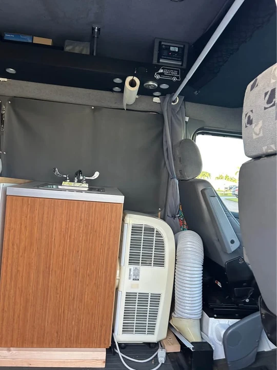 2006 Dodge Ram Van - Image 15 of 18