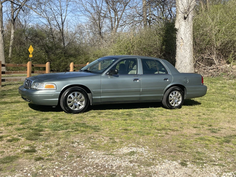 2006 Ford Crown Victoria - Image 8 of 31
