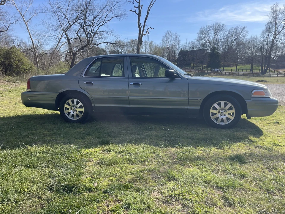 2006 Ford Crown Victoria - Image 16 of 31