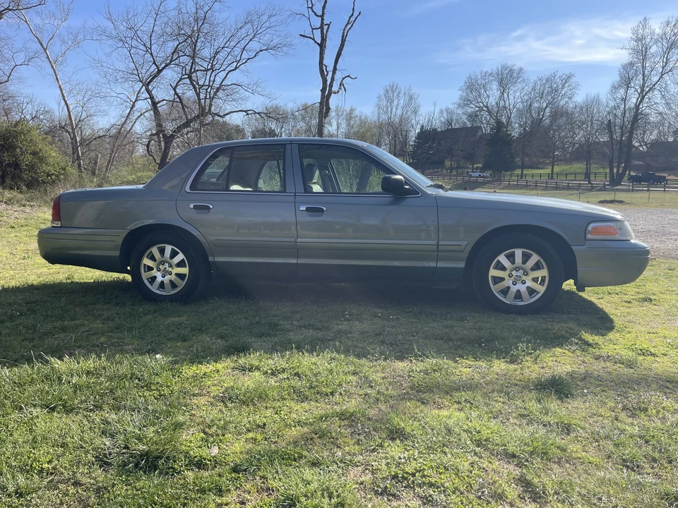2006 Ford Crown Victoria - Image 17 of 31