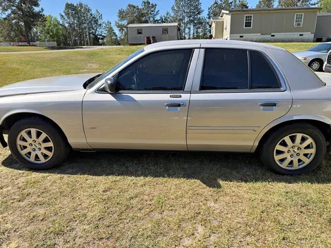 2006 Ford Crown Victoria LX Sedan 4D