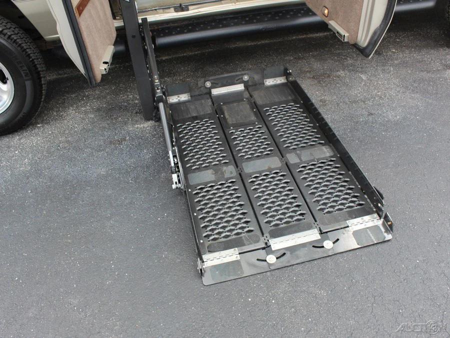 2006 Ford Econoline Van - Image 2 of 24