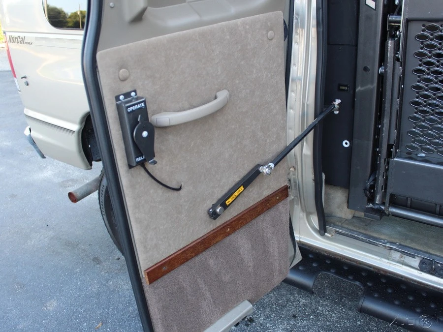 2006 Ford Econoline Van - Image 12 of 24