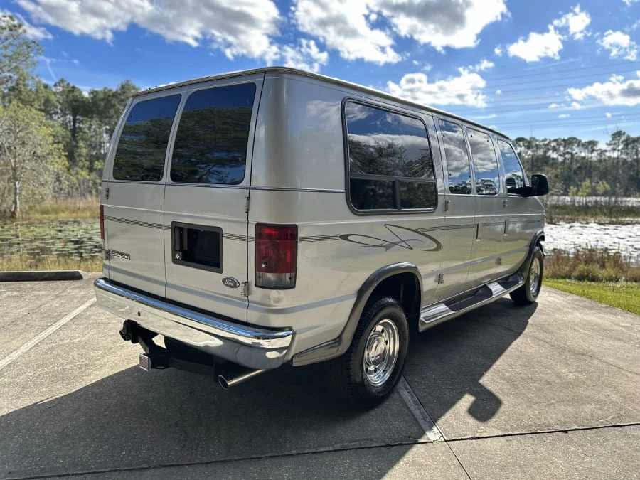 2006 Ford Econoline Van - Image 2 of 31