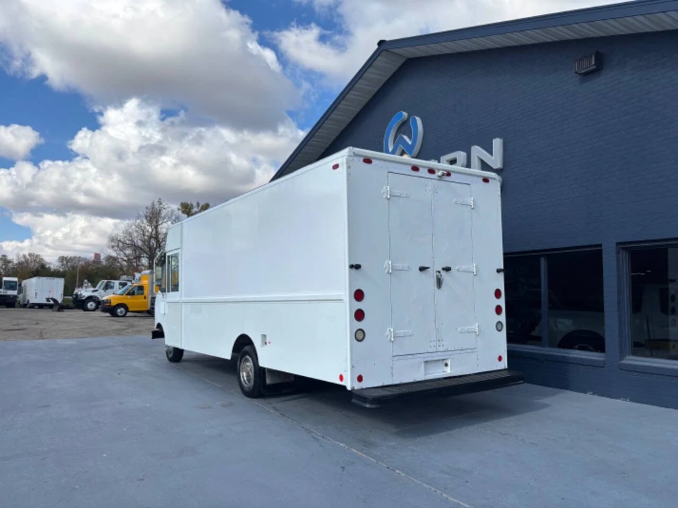 2006 Ford Econoline Van - Image 10 of 12