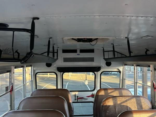 2006 Ford Econoline Van - Image 10 of 12