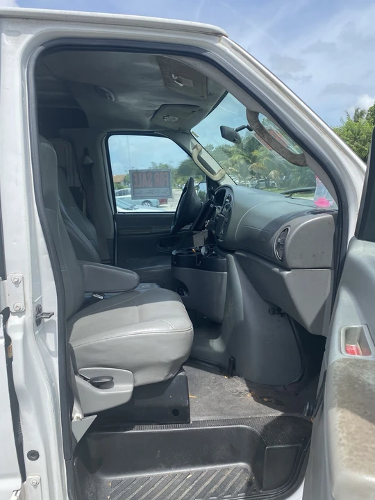 2006 Ford Econoline Van - Image 9 of 10