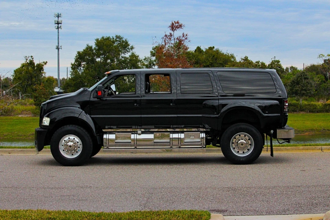 2006 Ford Excursion - Image 2 of 21