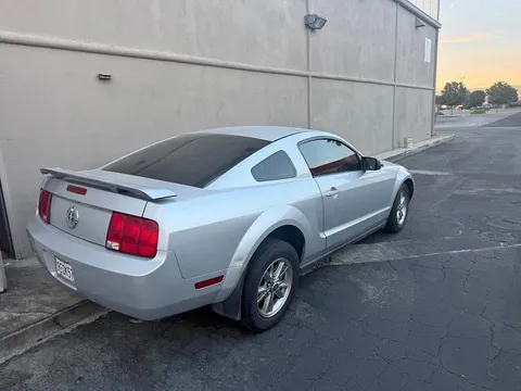 2006 Ford Mustang 2 puertas