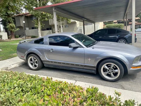 2006 Ford Mustang V6 Coupe 2D