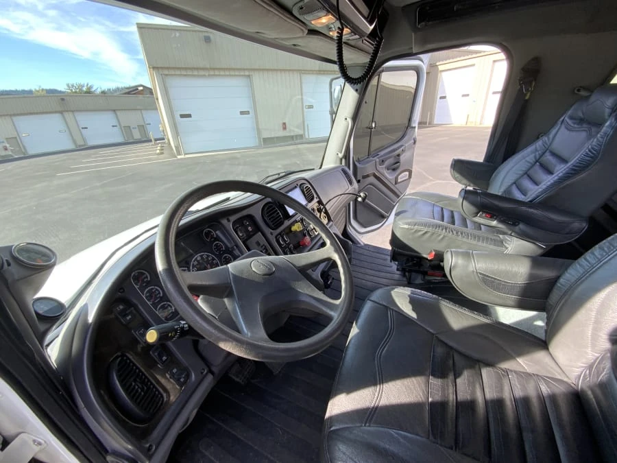 2006 Freightliner - Image 8 of 26