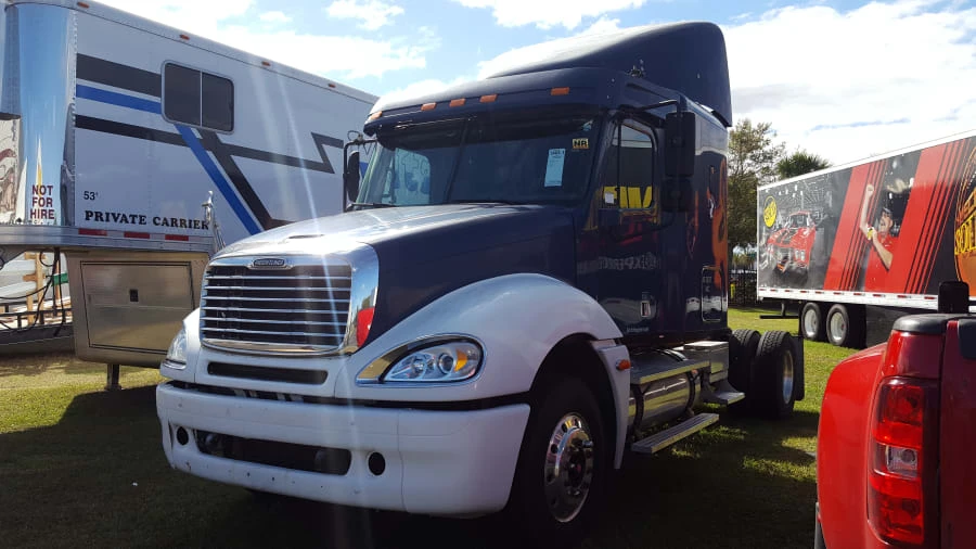 2006 Freightliner - Image 2 of 2
