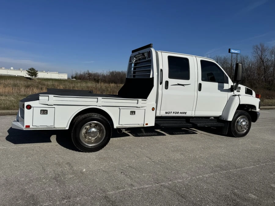 2006 GMC TopKick - Image 2 of 11