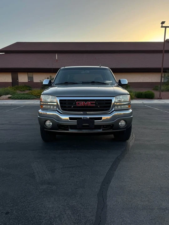 2006 GMC Sierra 2nd Gen - Image 2 of 10