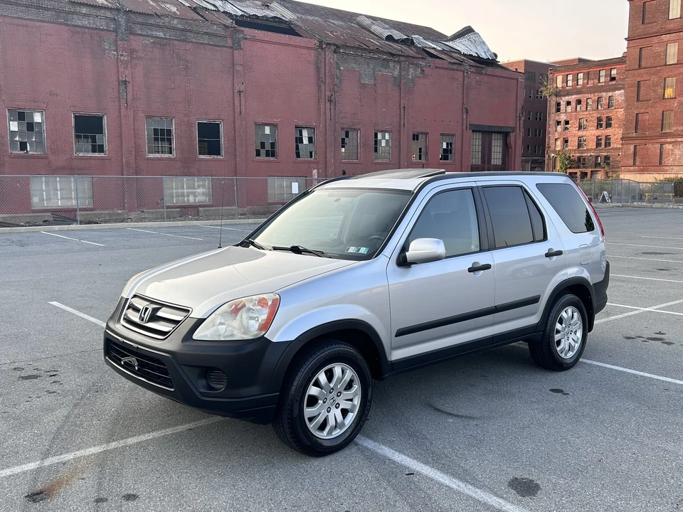2006 Honda CR-V 2nd Gen - Image 2 of 31