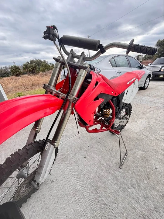 2006 Honda CR - Image 2 of 3