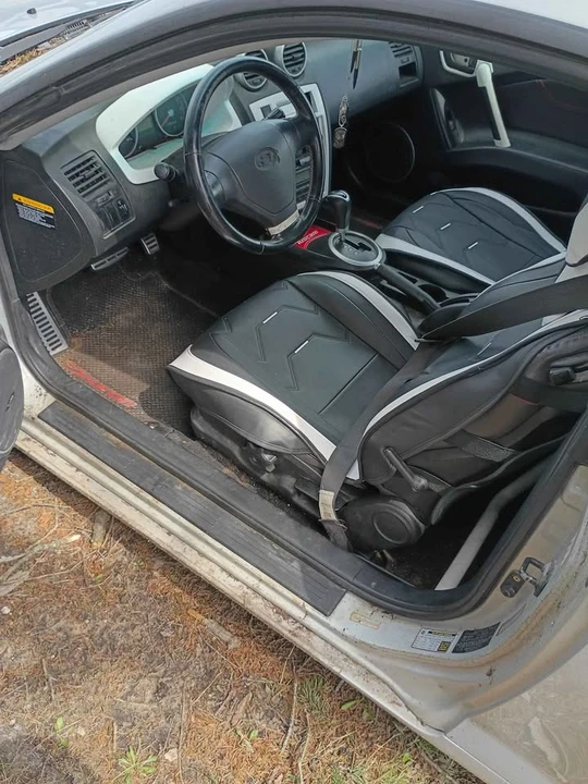 2006 Hyundai Tiburon - Image 6 of 7