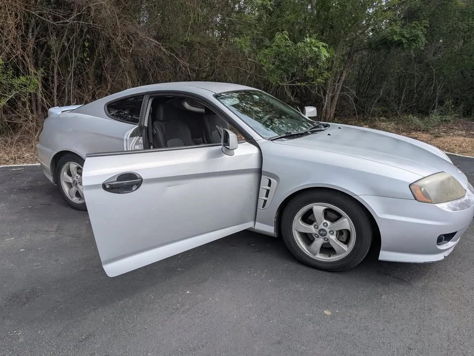 2006 Hyundai Tiburon - Image 2 of 10