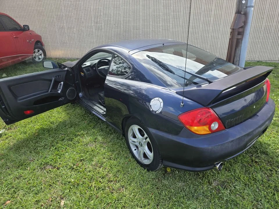 2006 Hyundai Tiburon - Image 5 of 19