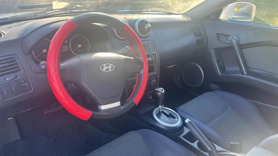 2006 Hyundai Tiburon - Image 12 of 14