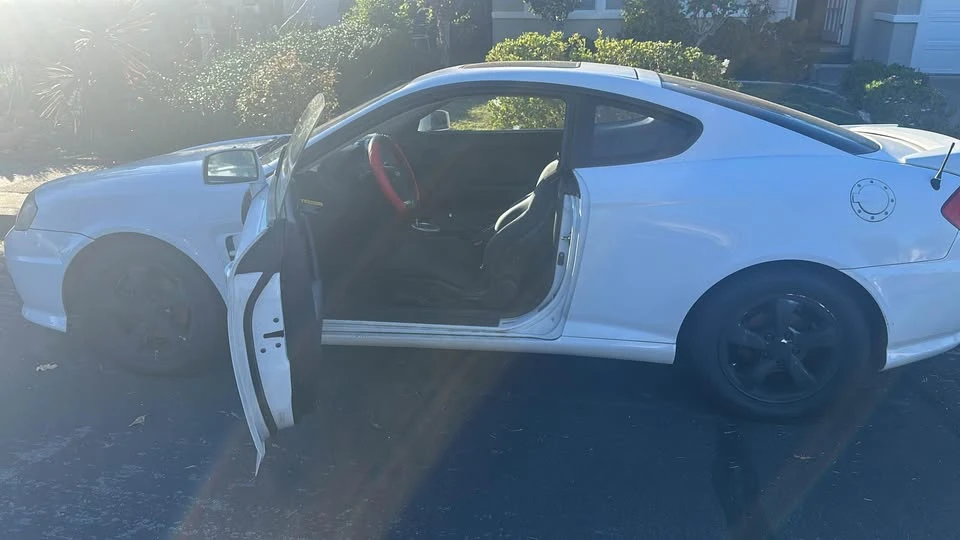 2006 Hyundai Tiburon - Image 10 of 14